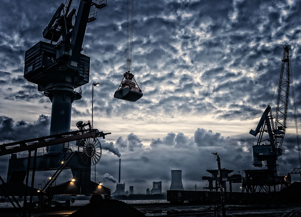 Chantier avec ciel nuageux